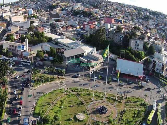 Praça das Bandeiras será iluminada na cor rosa