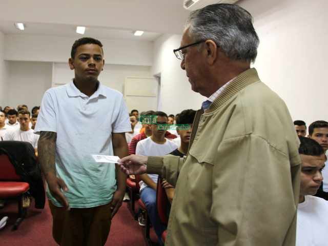 O Pai do prefeito e Secretário de Governo Luiz Carlos Neves entrega certificado