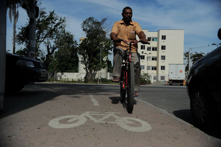 Rio de Janeiro - A ciclovia da Estrada dos Bandeirantes apresenta vários problemas como postes no meio da pista, buracos, desníveis e má sinalização