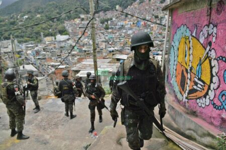 Forças Armadas participam de operação em favelas do Rio