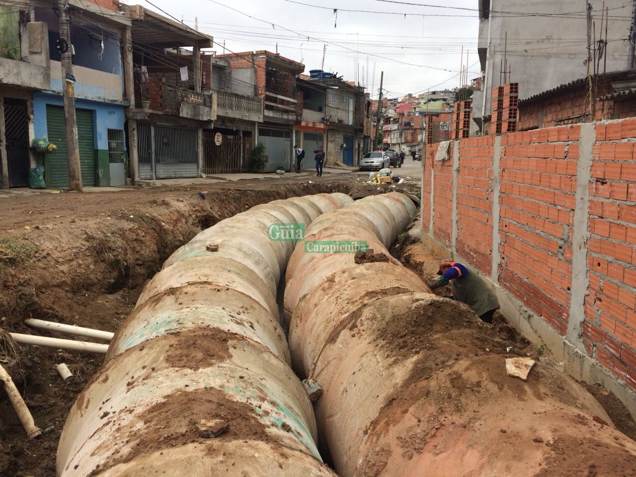 Avenida no Ariston tem parte de córrego canalizado