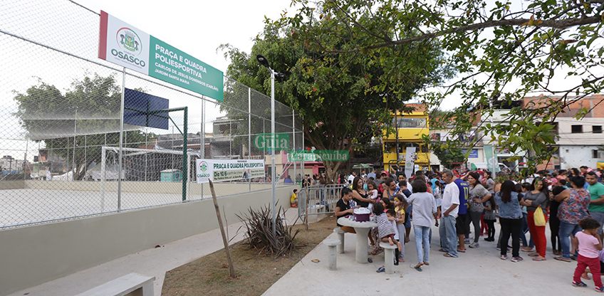 Moradores celebram entrega de praça esportiva no Santa Maria