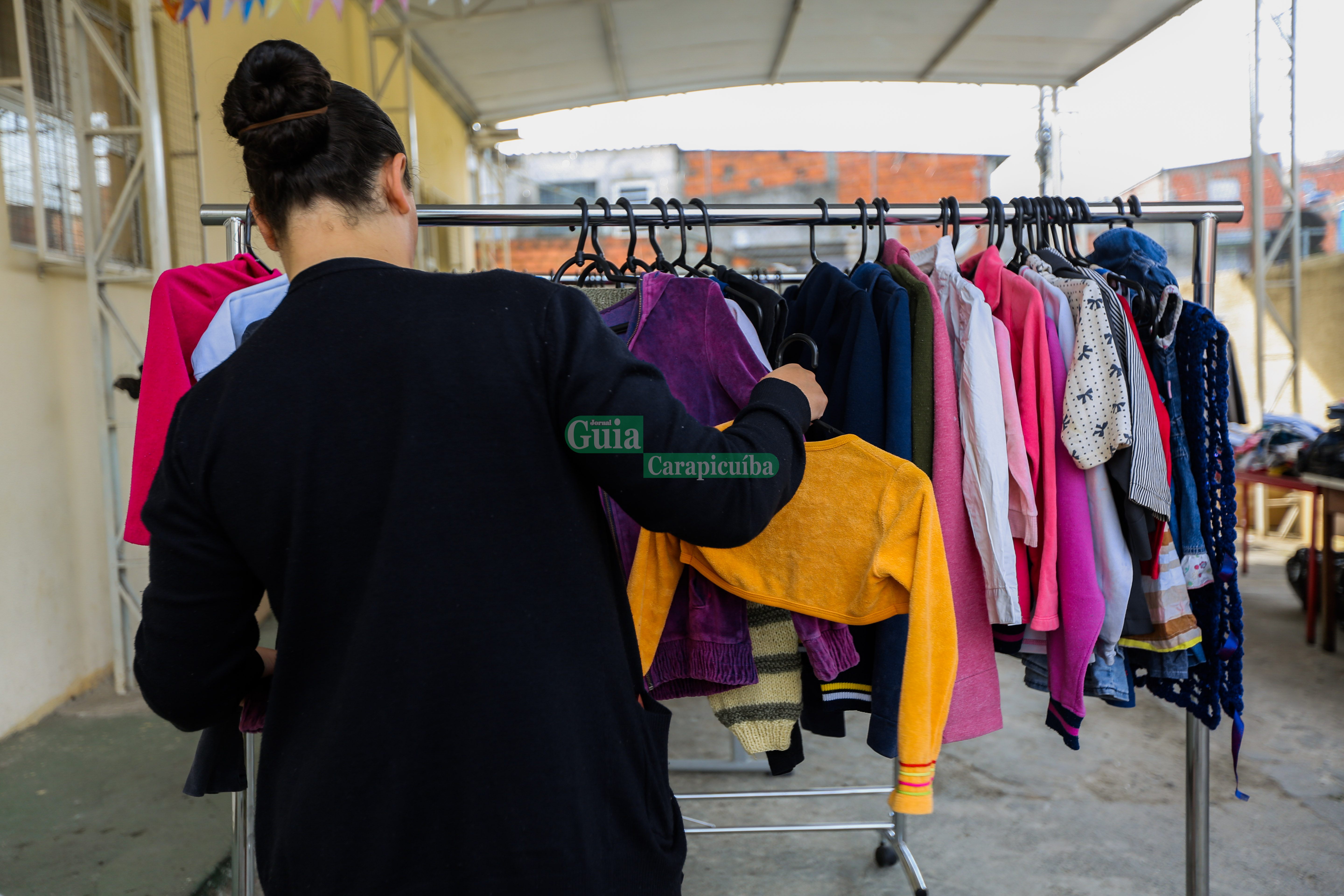 Acolher inicia distribuição gratuita de agasalhos na Praça 18 de Fevereiro em Itapevi