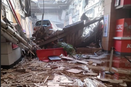 Teto do Osasco Plaza Shopping desaba sobre praça de alimentação e engole 4 carros